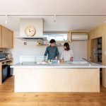 【キッチンが主役の家③】シナ合板で既製品をリメイク、空間と調和するアイランドキッチン